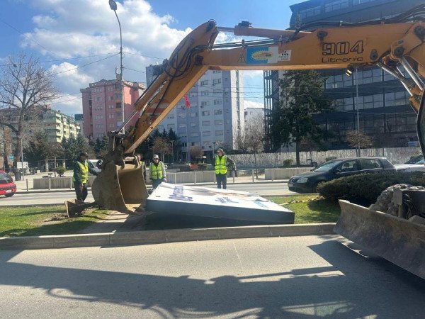 ​Hiqen dhjetëra billborde në Mitrovicë, mbetet billbordi i Thaçit dhe Veselit
