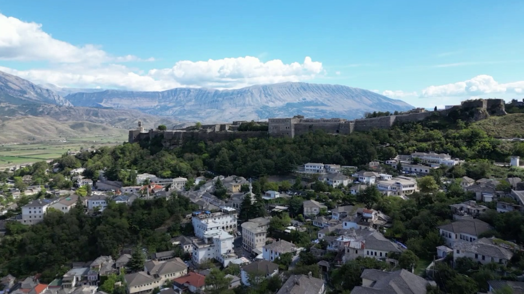 Turizmi në Gjirokastër me probleme/ Zhurma, mungesa sinjalistike dhe stafi i patrajnuar shqetësim për sezonin turistik