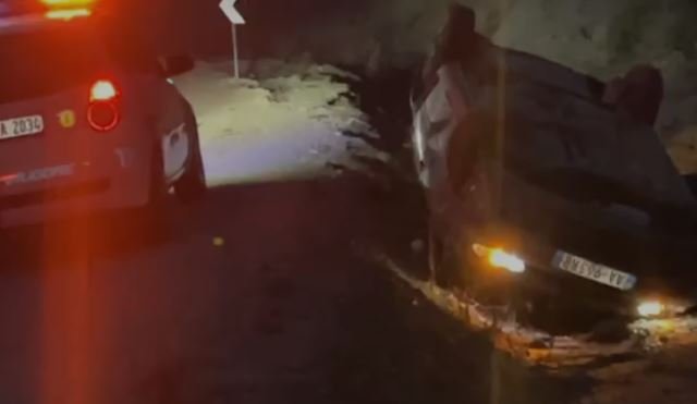 Aksident rrugor te Shkalla e Tujanit/ Makina përfundon në kanal, plagoset drejtuesi i automjetit