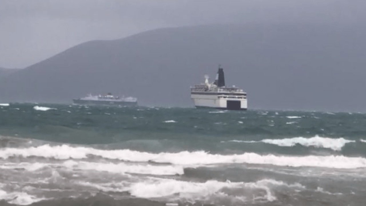 Nesër priten reshje intensive/ Anulohet nisja e tragetit Vlorë-Brindisi, ndalohet lundrimi i mjeteve të vogla