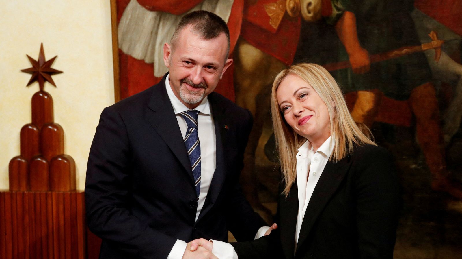 Zyrtari italian jep dorëheqjen pas zbulimit të aksioneve në një restorant të lidhur me Camorra-n