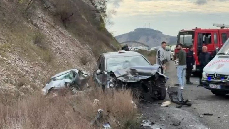 Aksident në Rrugën e Kombit, plagosen 4 persona, një grua mbetet e bllokuar në makinë