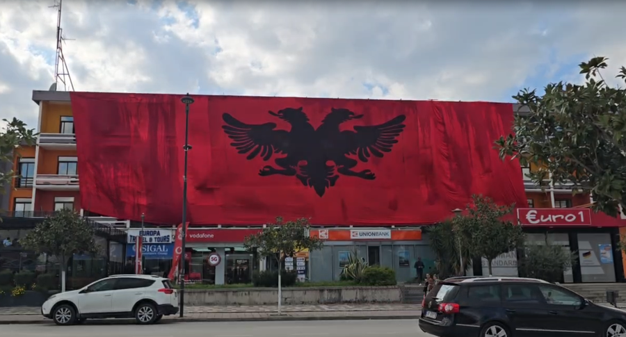 Fieri përgatitet me një flamur gjigant kuqezi
