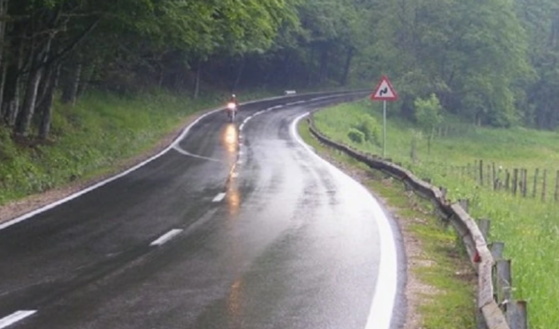 Trafiku në Maqedoni zhvillohet në rrugë me lagështi, ka borë në disa qafa malore