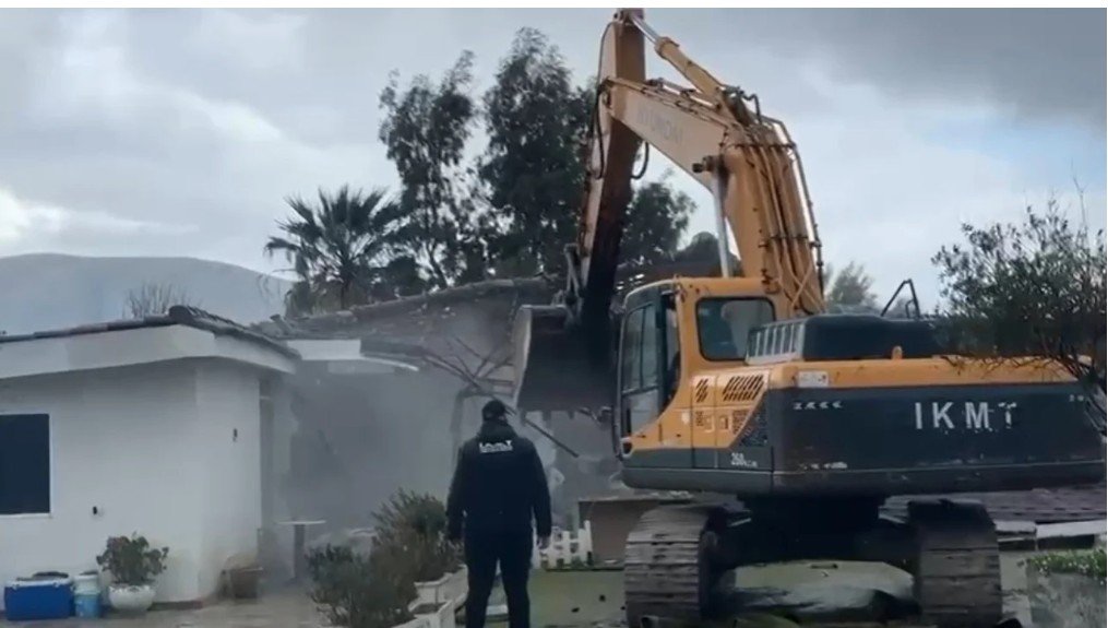 IKMT ‘zbarkon’ në Vlorë, nis shembja e një restoranti