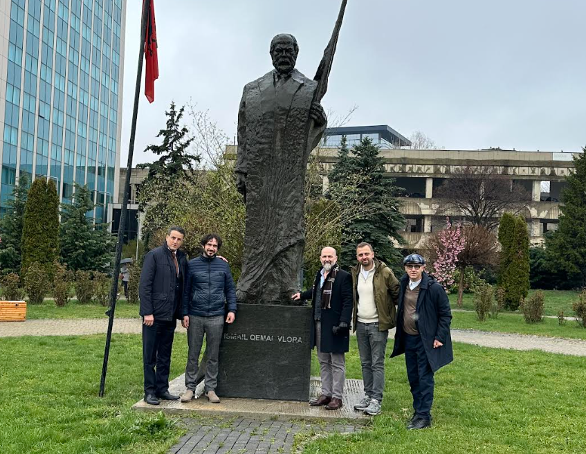 Pasardhësit e Ismail Qemalit vizitojnë Prishtinën dhe nderojnë figurën e tij
