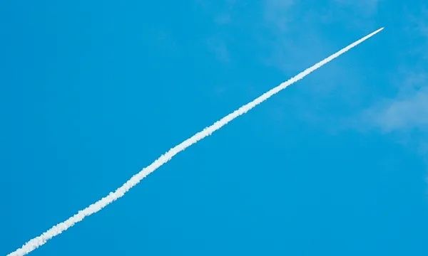 Një raketë misterioze “përfshiu” qiellin e Floridës, a ishte ajo supersonike Dark Eagle?