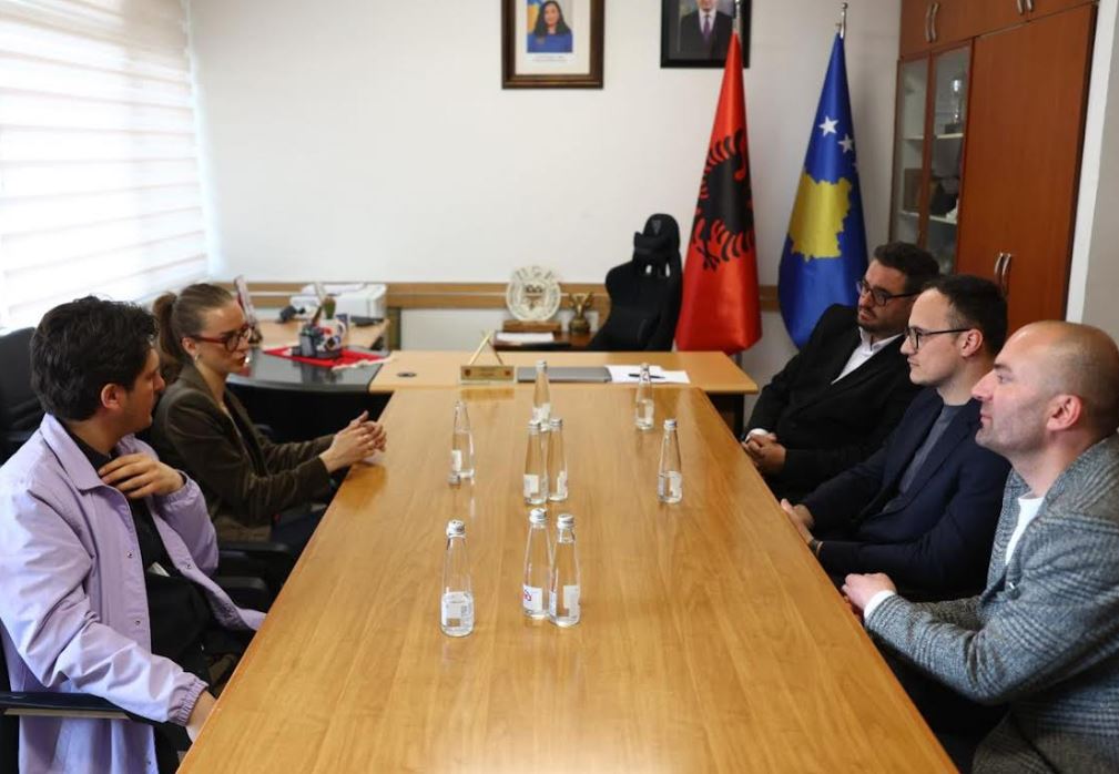 Hyseni priti artistin Brilant Milazimin, i cili do të përfaqëson Kosovën në njërën prej skenave më të mëdha botërore