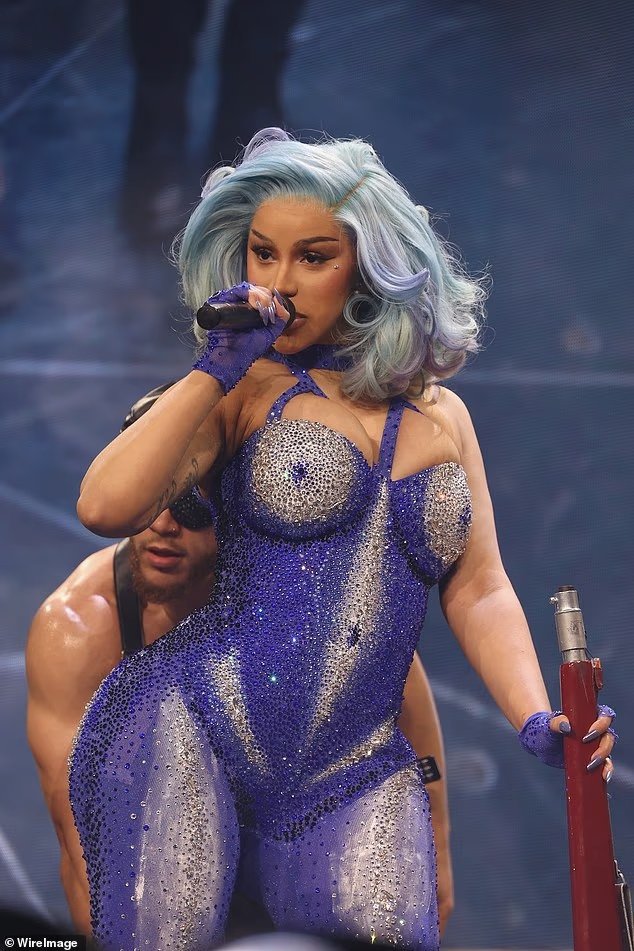 “Cardi B sfidon këshillat e mjekëve me një performancë shpërthyese në New Jersey”