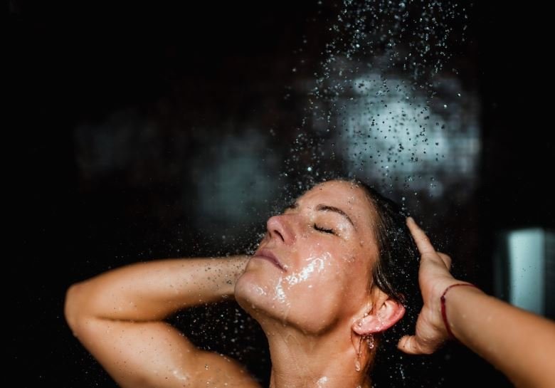 Dushi në errësirë, si ndikon drita dhe temperatura te gjumi dhe çfarë thotë shkenca