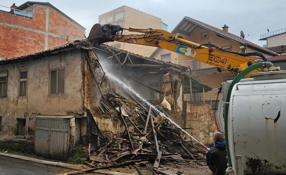 Komuna e Mitrovicës rrënon shtëpinë që paraqiste rrezik për qytetarët.