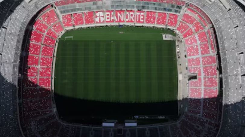 Aksident fatal në stadiumin e Meksikës, tifozi rrëzohet dhe humbet jetën