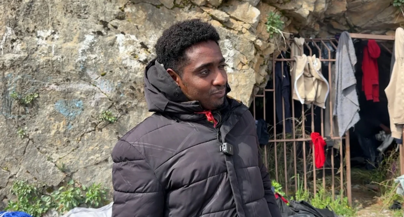 Afrikanët që jetojnë në shpellë, ndalohen në malin e Taraboshit në rrugëtimin e rrezikshëm drejt Europës