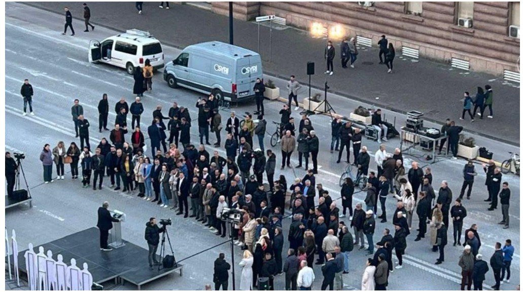 Balla ironizon foltoren e Berishës, poston foton para Kryeministrisë: Fati i keq tani që zgjati dita, në errësirë duheshin më shumë