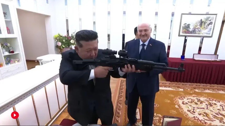 Lukashenko i dhuron Kim Jong Un një pushkë gjatë nënshkrimit të traktatit të miqësisë, zbulohet se çfarë i thotë