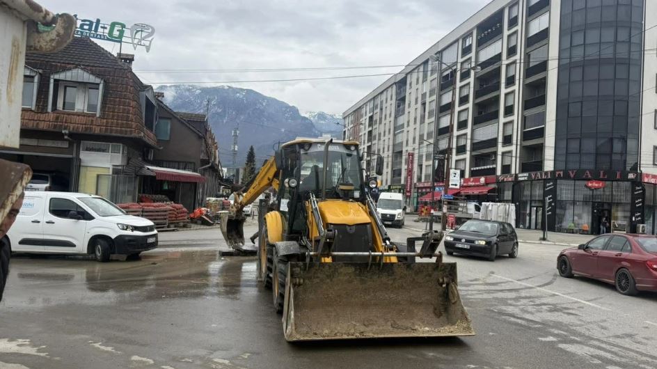 Prishje në rrjetin e ujësjellësit në Pejë, ndërpritet furnizimi në disa rrugë