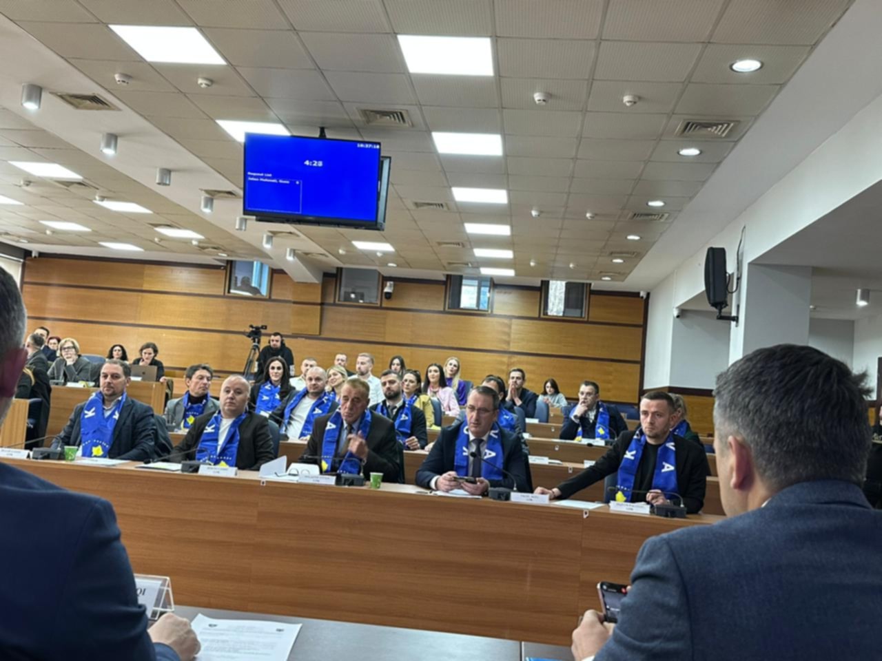 Asambleistët e Prishtinës vendosin shallat e Kosovës, gjatë seancës së Kuvendit 