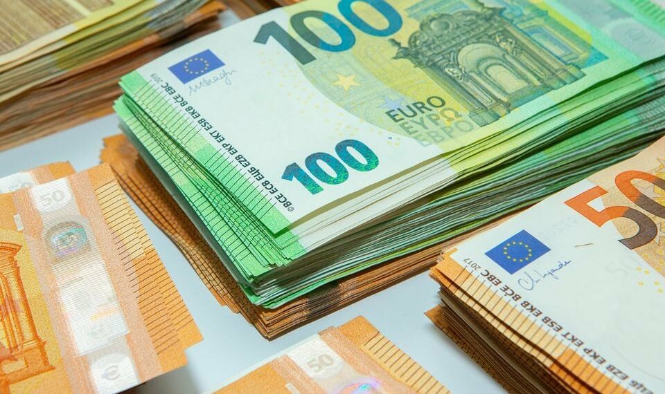 Euro në minimumin historik, Banka e Shqipërisë detyrohet të blejë rekord valute