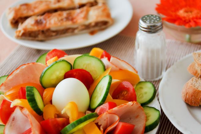 Cilat ushqimet duhet t’i shmangni pas moshës 50-vjeçare?