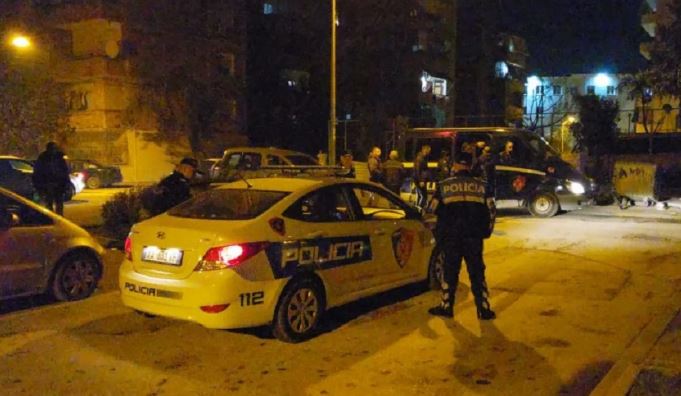 Plagosje me thikë në Vlorë, 23-vjeçari nën kujdesin e mjekëve