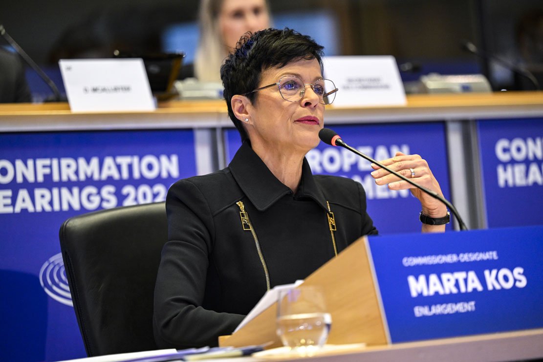Goditje nga Brukseli për Serbinë: BE ia pezullon pagesat financiare për shkak të regresit në gjyqësor