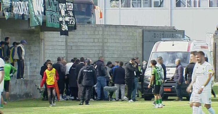 Ngjarje e rëndë, tifozi i Bashkimit bie nga tribunat në përballjen me Vardarin e Shkupit