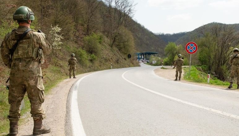 Ushtarët turq të KFOR-it patrullojnë në lindje të Kosovës për “të siguruar lirinë e lëvizjes”