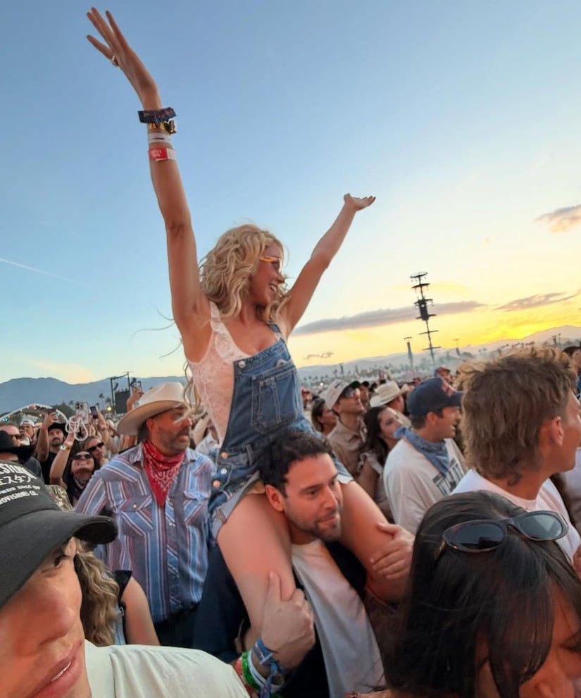 Sydney Sweeney dhe Scooter Braun shfaqen të dashuruar në “Stagecoach”