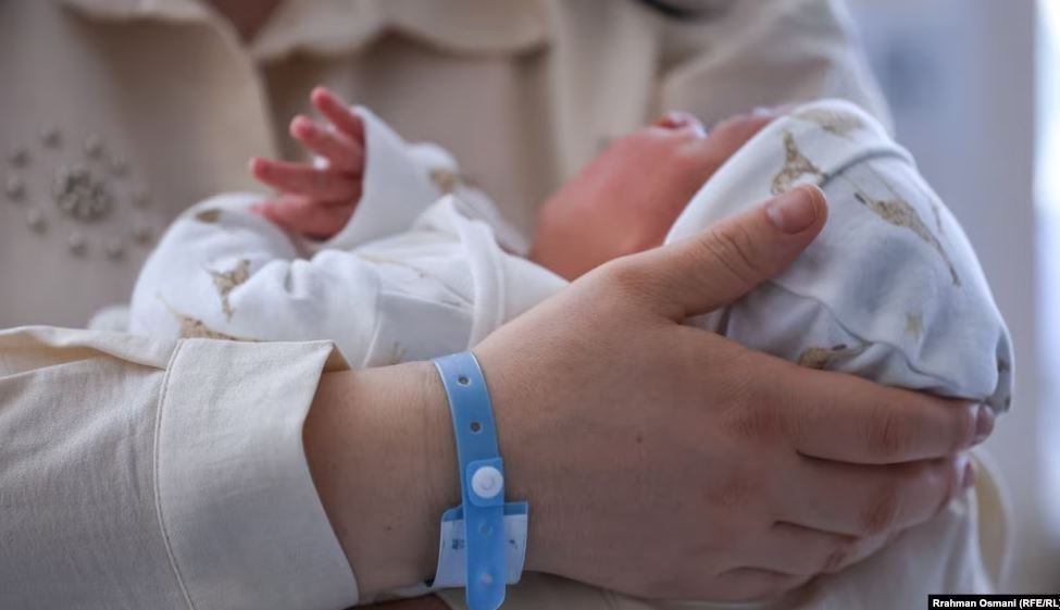 “Si të bëj djalë?”: Tregu i këshillave, miteve dhe boshllëqeve ligjore në Kosovë