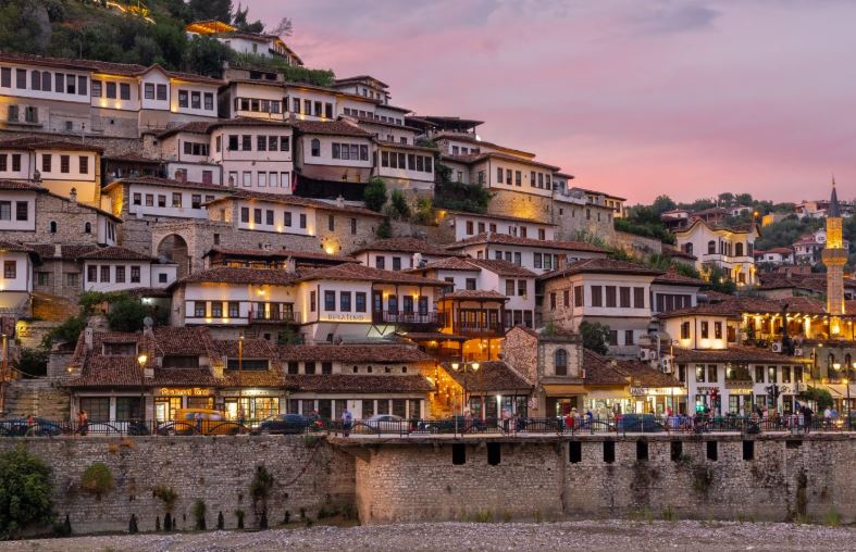 Pamje mbres&euml;l&euml;n&euml;se nga Berati i Shqip&euml;ris&euml;. Fotografia e marr nga interneti./Botasot
