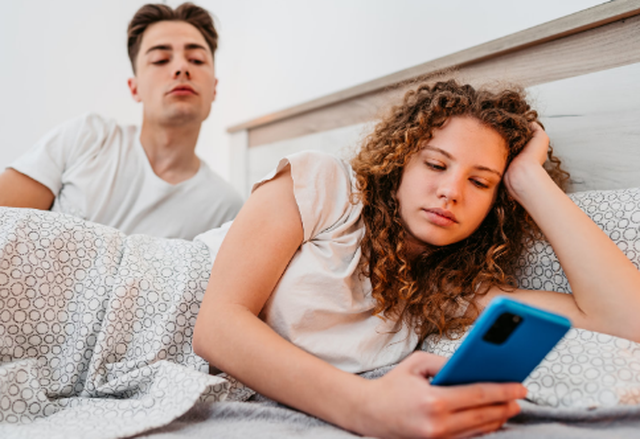 Studimi zbulon se mbi gjysma e njerëzve kontrollojnë fshehurazi telefonin e partnerit