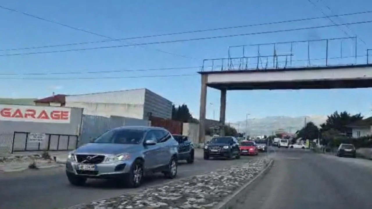 Trafik kilometrik në Elbasan/ Fluks mjetesh që kthehen nga juglindja, fundjava më problematike