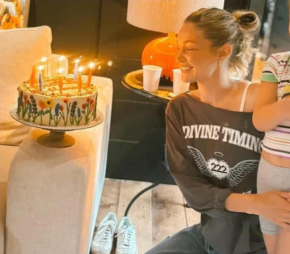 Gigi Hadid feston ditëlindjen e 31-të me vajzën Khai
