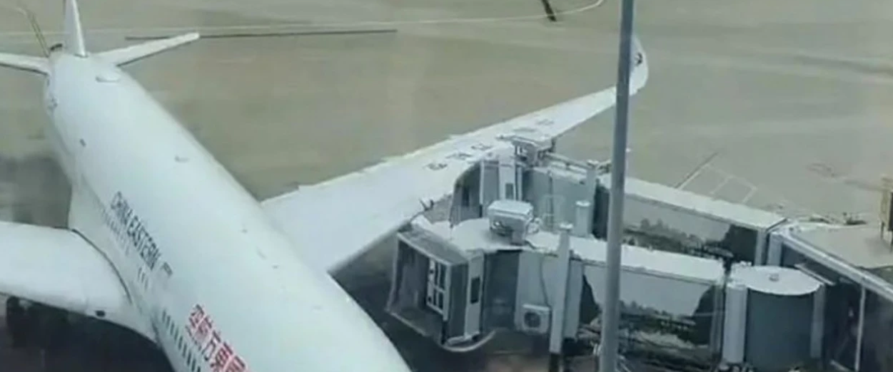 Duket se “humbi kontrollin”, aeroplani u përplas me një ‘urë pasagjerësh’ në aeroportin e Shangait