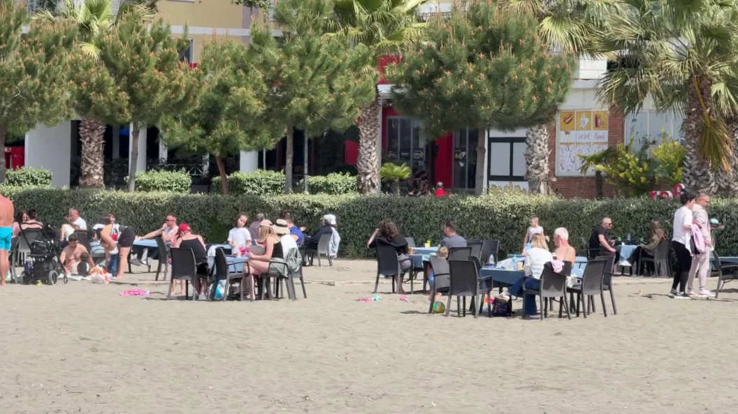 Nis sezoni në Gjirokastër, turistë edhe nga SHBA rrisin fluksin, sfidë mbetet sezonaliteti