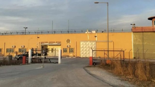 Vr*sja e dyfishtë në burgun grek/ 11 persona dalin përpara prokurorit, mes tyre edhe një shqiptar