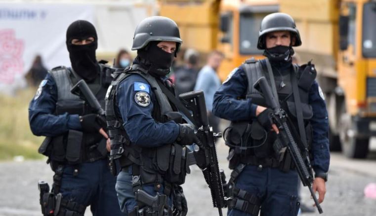Kontrolli policor në mes të natës në Prishtinë – në veturë gjenden fishekë, shoferi thotë se s’dinte gjë