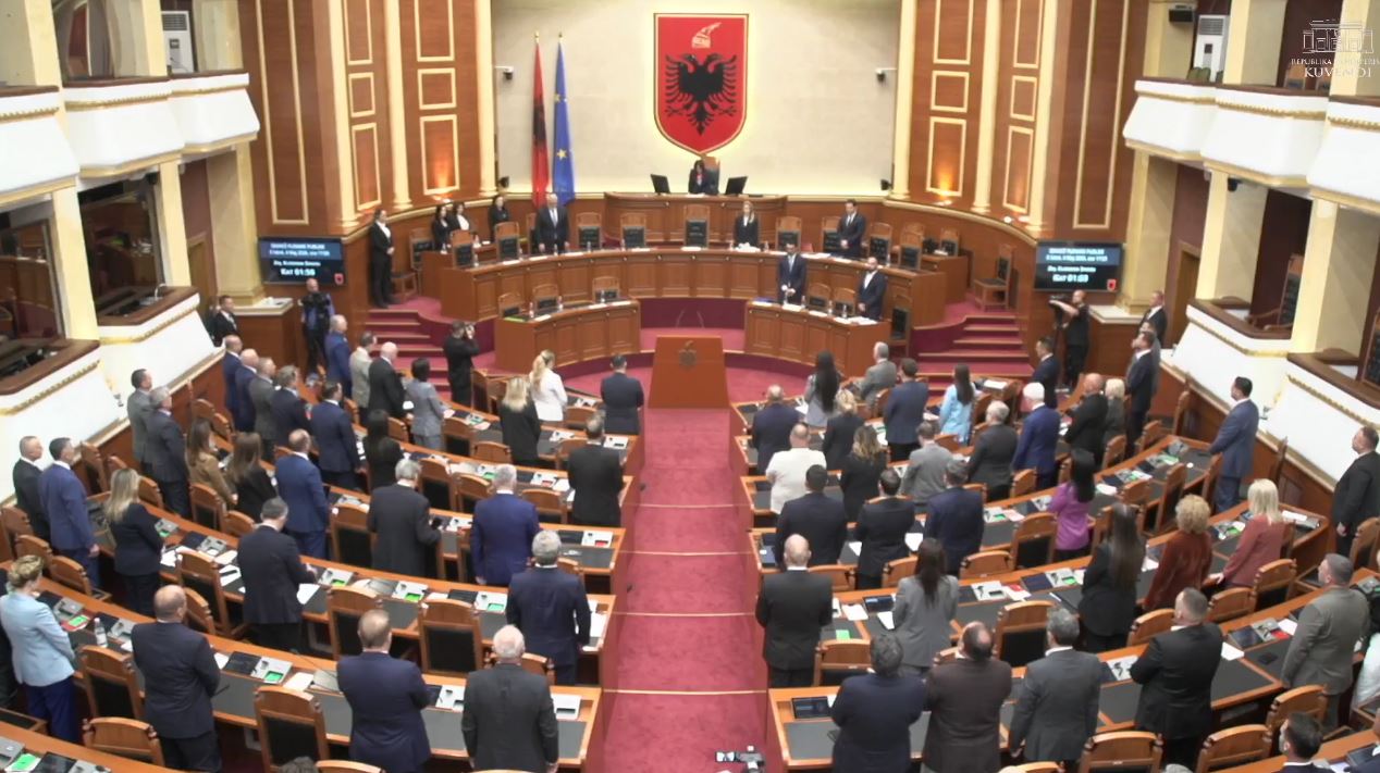 Seanca plenare në Kuvend nis me 1 minutë heshtje për dy fëmijët e mitur që humbën jetën në aksidentin tragjik në Durrës