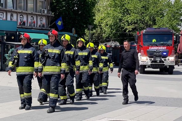 ​“E vendosim vetën në plan të dytë për të shpëtuar të tjerët”, zjarrfikësit me sfida të mëdha pune