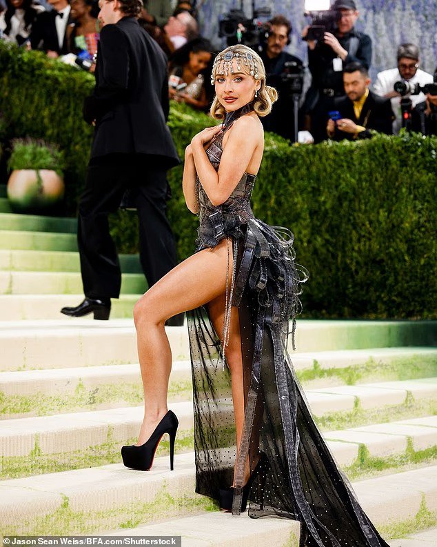 Sabrina Carpenter mahnit në Met Gala me fustan Dior