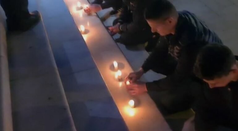 Dy fëmijët humbën jetën në aksidentin tragjik, qytetarët e Durrësit ndezin qirinj në shenjë homazhi pranë bashkisë
