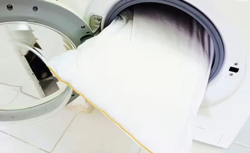 Jastëkët do të jenë më të freskët dhe pa njolla pa përdorur lavatriçe apo produkte pastrimi