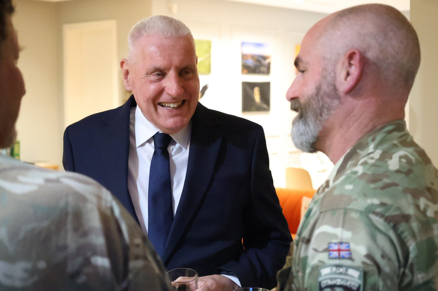 Ministri britanik i mbrojtjes vjen në Kosovë  takohet me komandantin e KFOR it