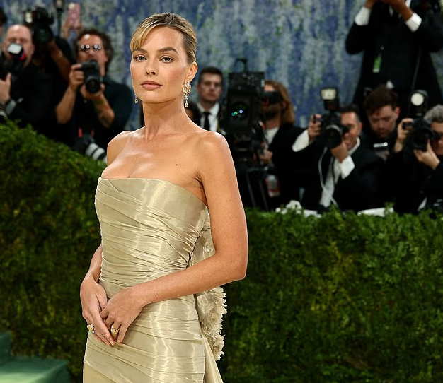Margot Robbie shkëlqen në Met Gala me elegancë të artë
