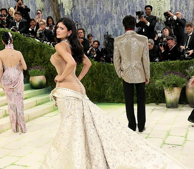 Kylie Jenner trondit Met Gala me paraqitjen provokuese, pa Timothee Chalamet në krah