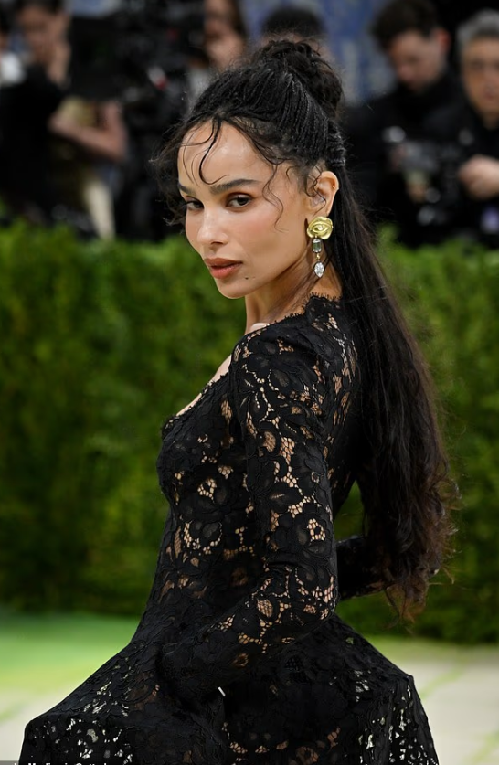 Zoe Kravitz shfaqet pa unazë fejesë dhe pa Harry Styles në Met Gala 2026