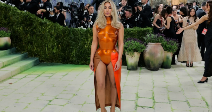 Kim Kardashian shkëlqen në Met Gala me veshje të frymëzuar nga vitet ’60