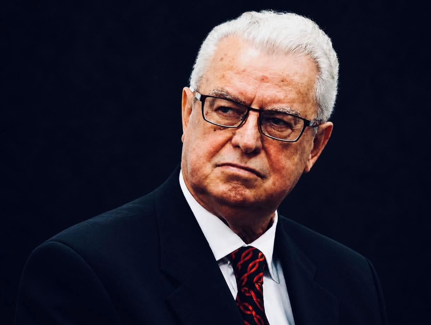 Servet Pëllumbi   Ikja e një urtaku që lë pas një shoqëri në kërkim të busullës