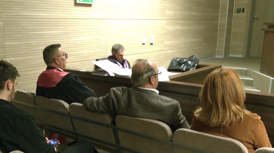 Dyshohet se i vodhi mijëra euro para e flori vëllaut të tij, del para Gjykatës i akuzuari