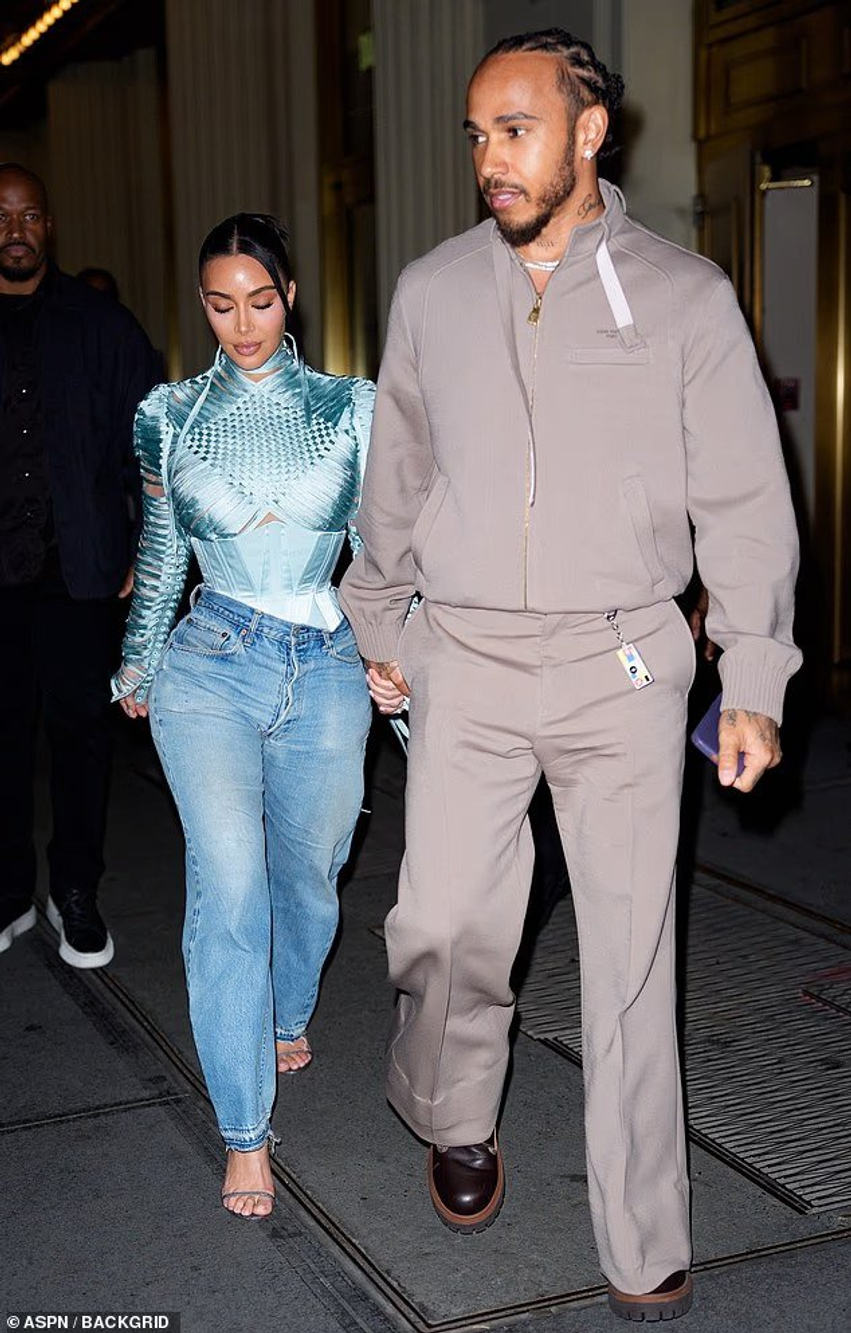 Kim Kardashian kapet dorë për dore me Lewis Hamilton pas Met Gala